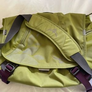 Osprey Flap Jill Courier Bag Green Purple Leaves